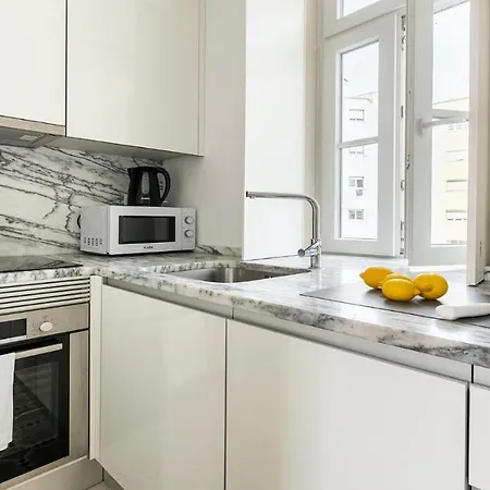Plum Guide - Francophone Apartment Lisbon